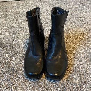 Black leather Clark’s heeled ankle booties size 8.5